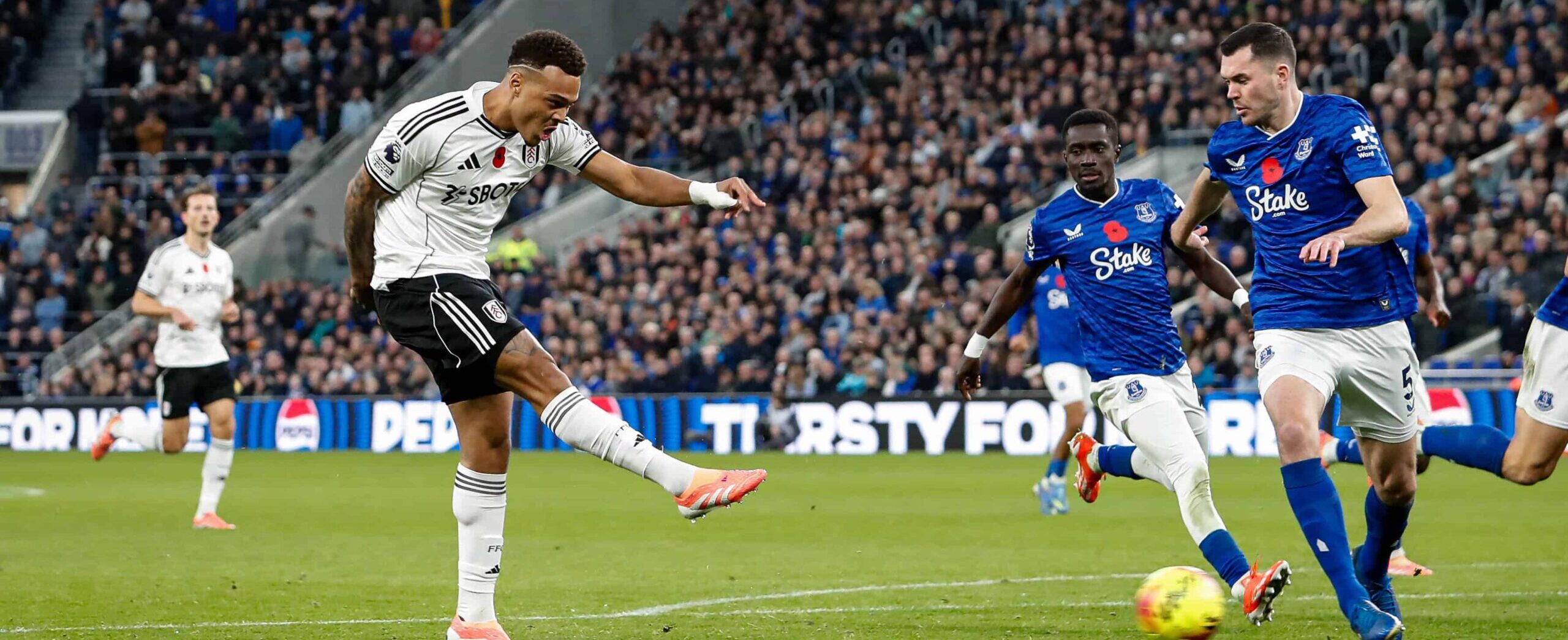 Rodrigo Muniz in action for Fulham in 2025