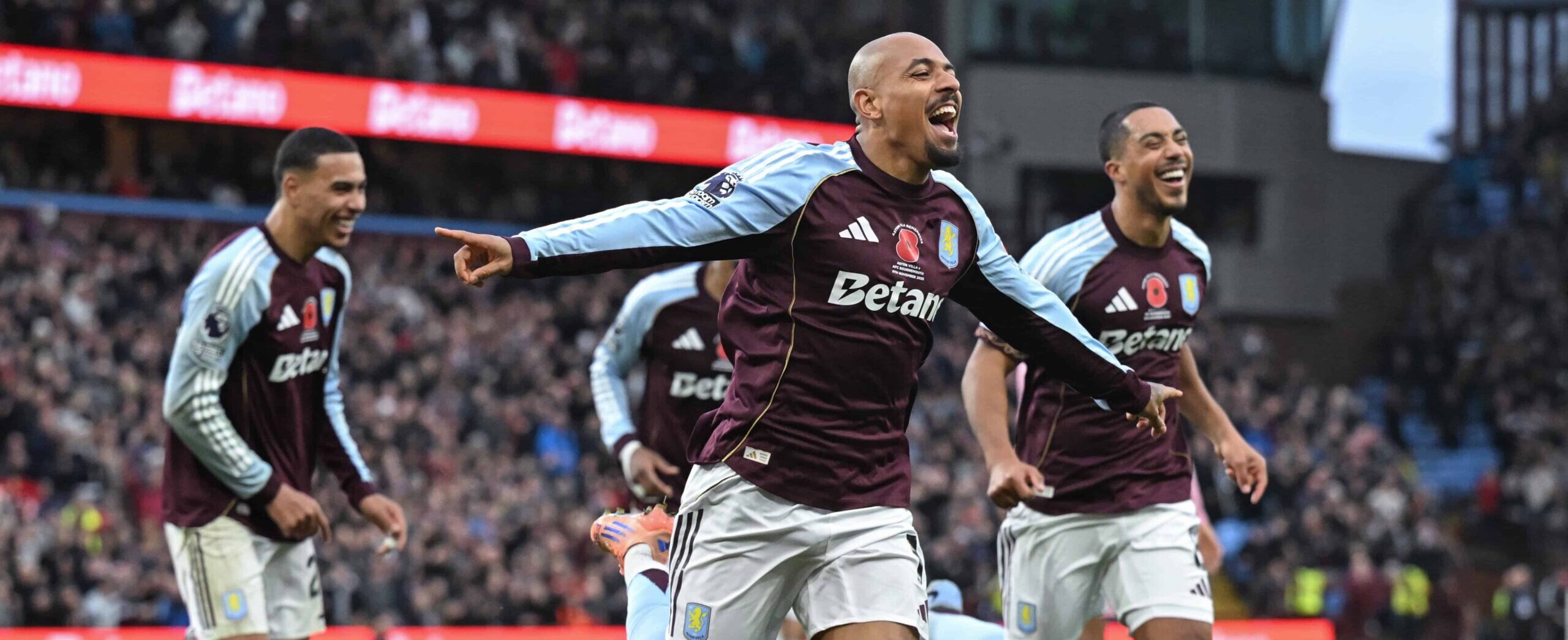 Donyell Malen in action for Aston Villa in 2025