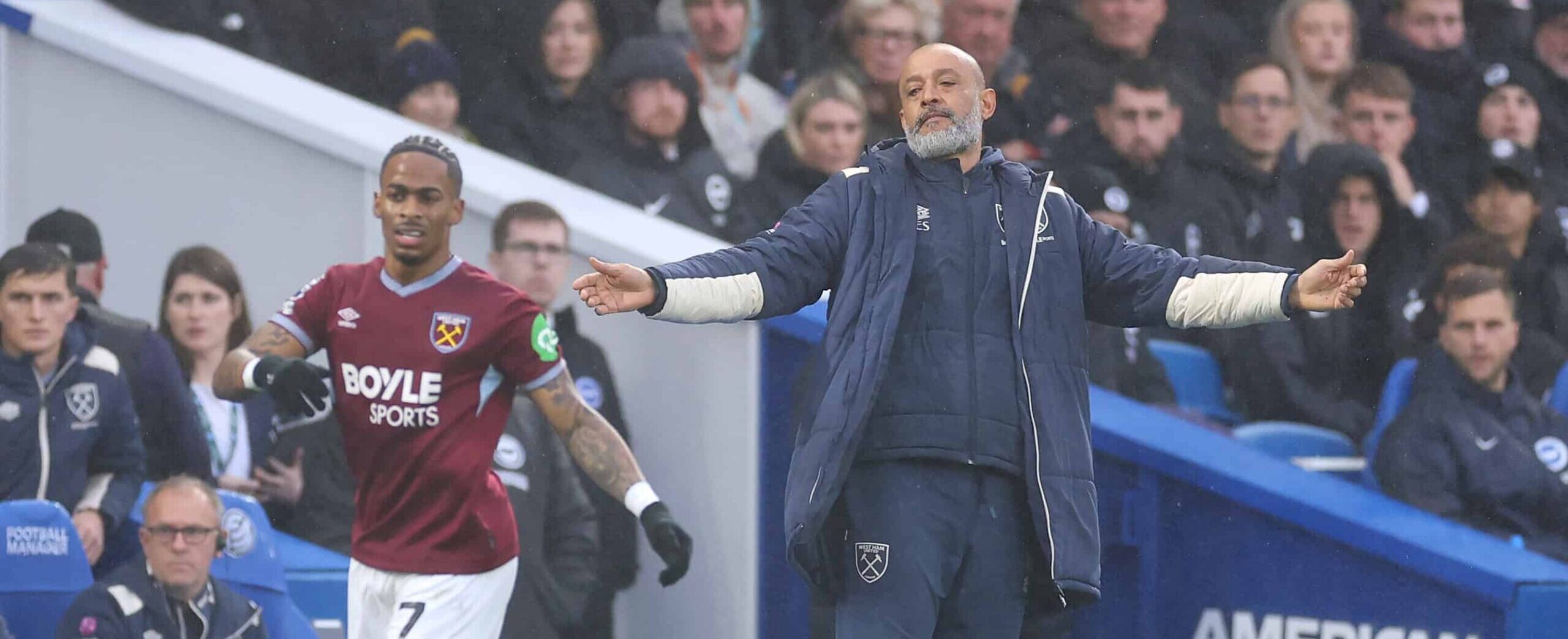Nuno Espírito Santo in action against Brighton in 2025