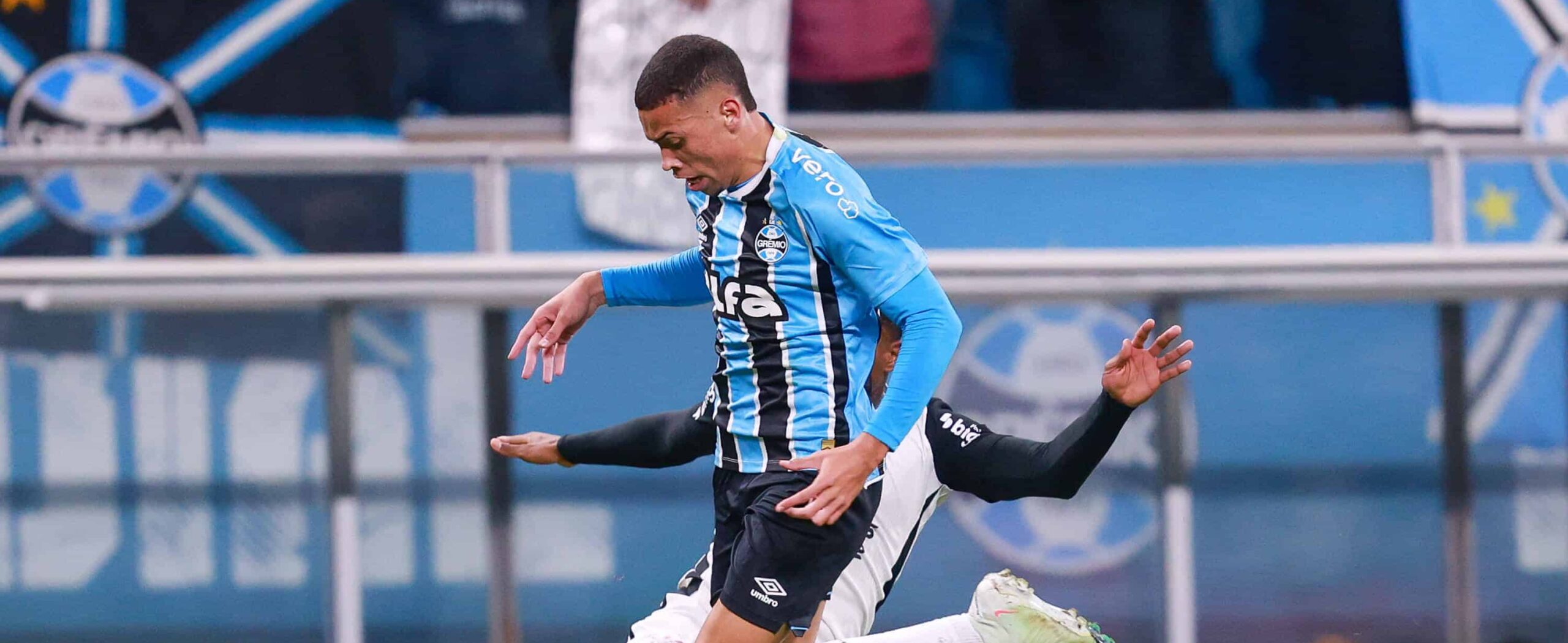 Alysson Edward in action for Gremio in 2025
