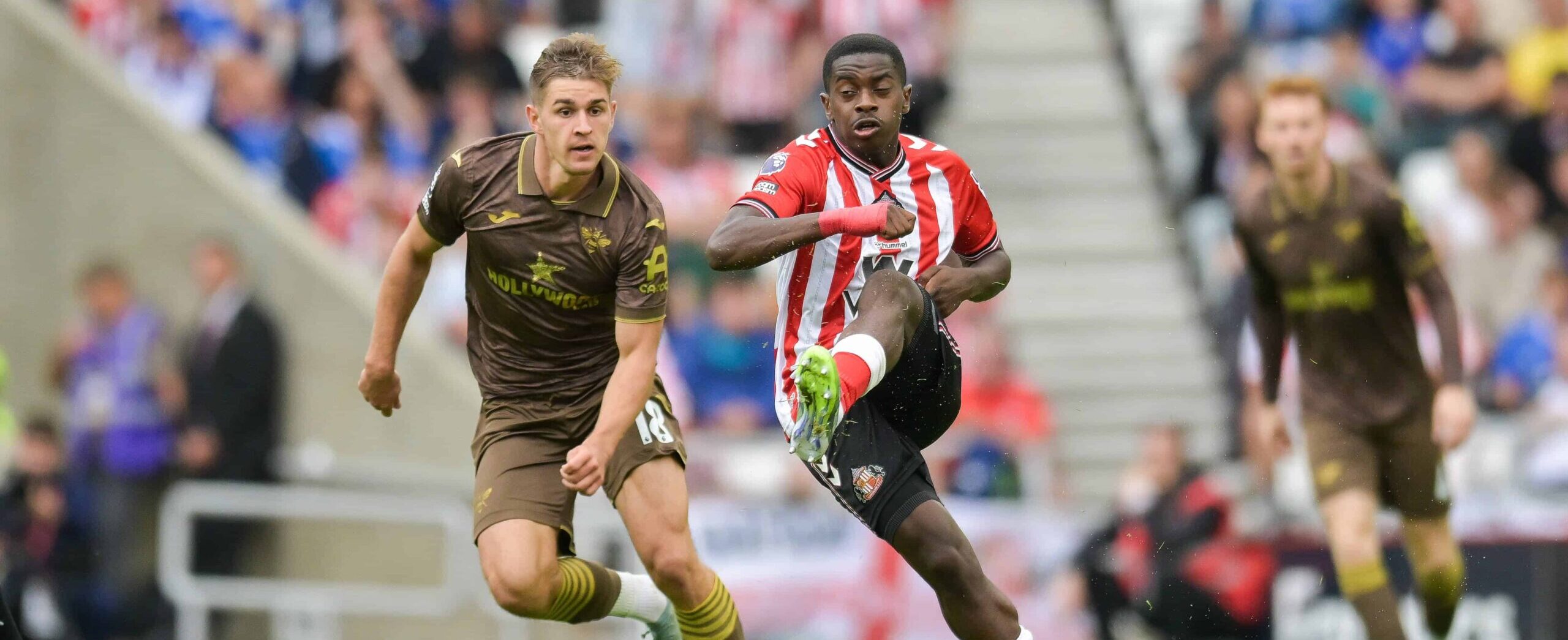 Noah Sadiki in action for Sunderland in 2025