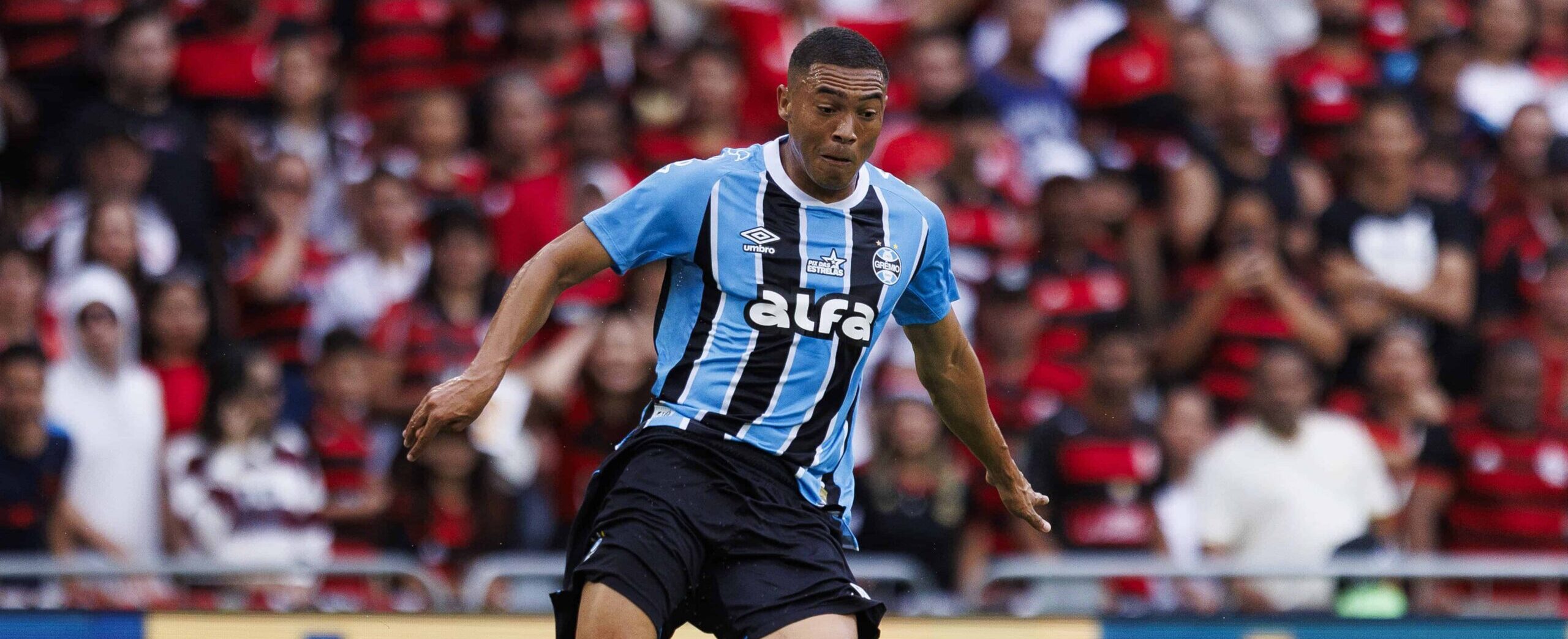 Carlos Vinicius in action for Gremio in 2025