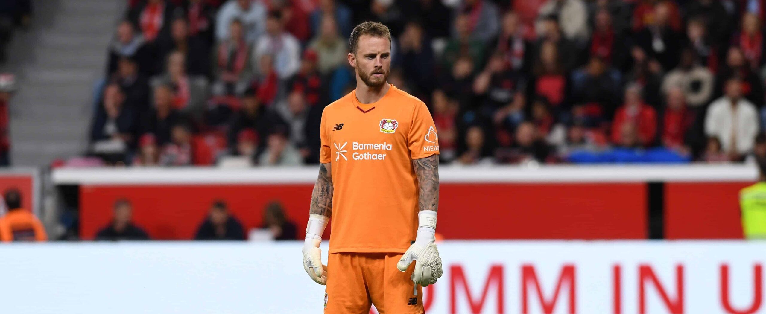 Mark Flekken in action for Leverkusen in 2025