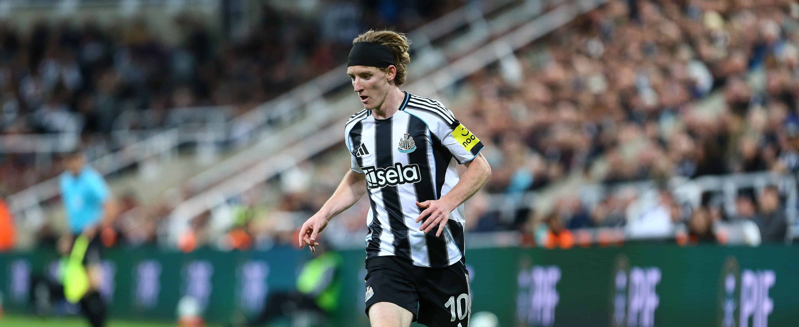 Anthony Gordon in action for Newcastle United in 2025