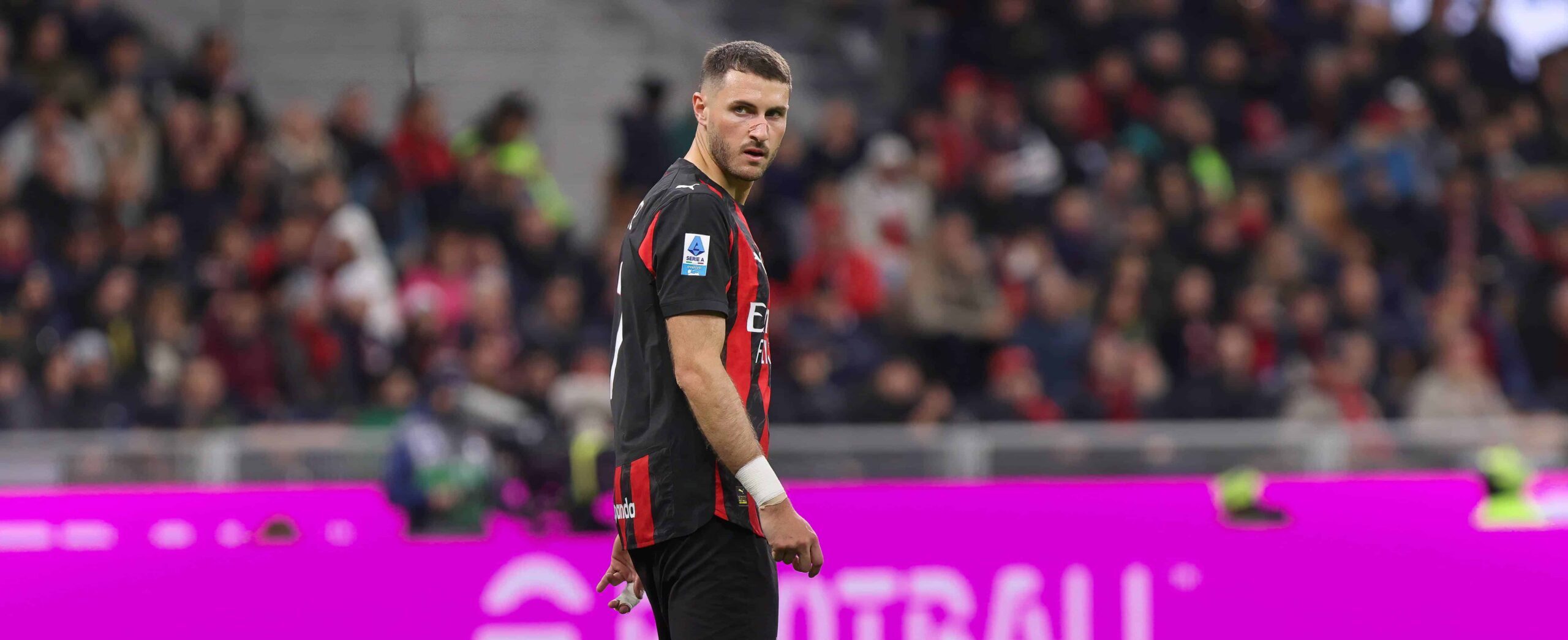 Santiago Gimenez in action for Milan in 2025