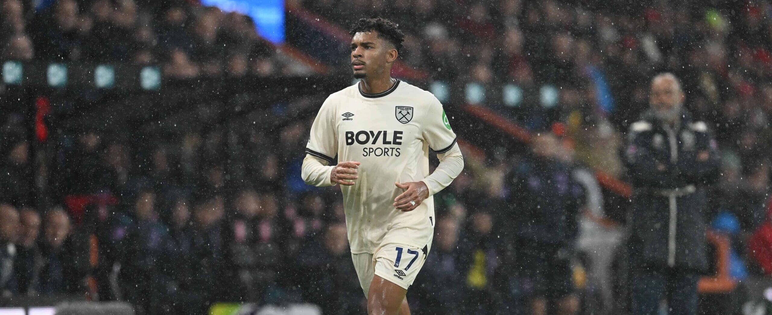 Luis Guilherme in action for West Ham United in 2025