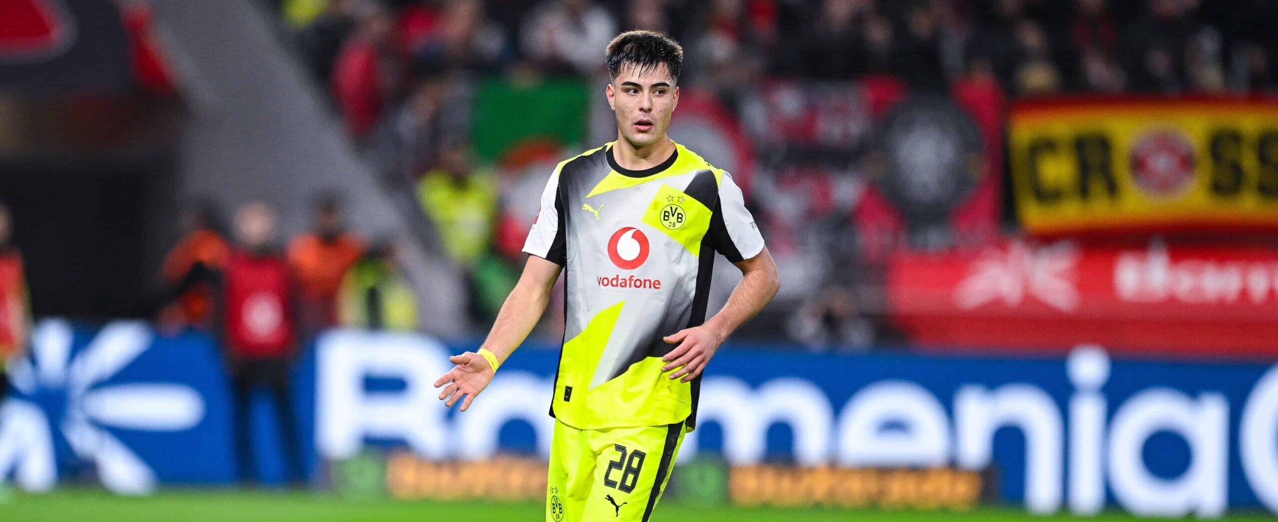 Aaron Anselmino in action for Dortmund in 2025