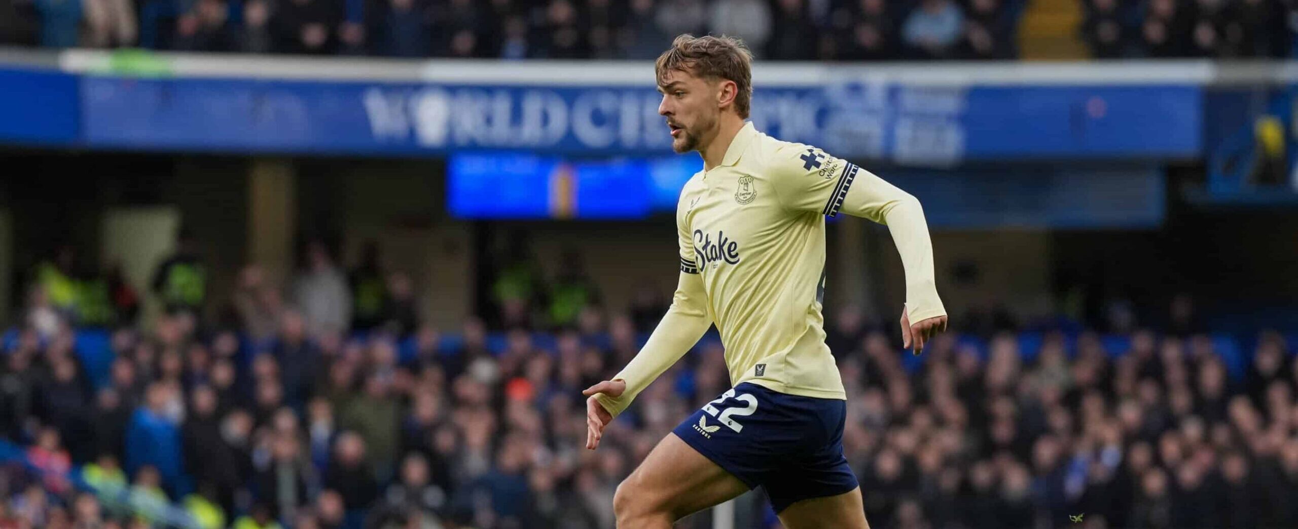 Kiernan Dewsbury-Hall in action for Everton 2025!