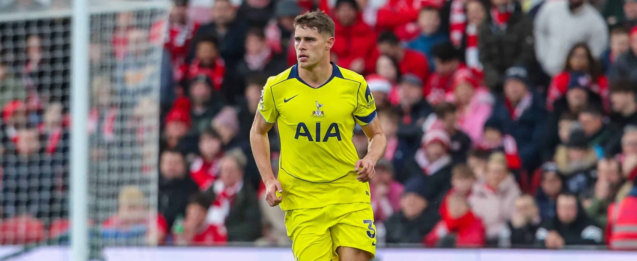 Micky van de Ven in action for Spurs in 2025