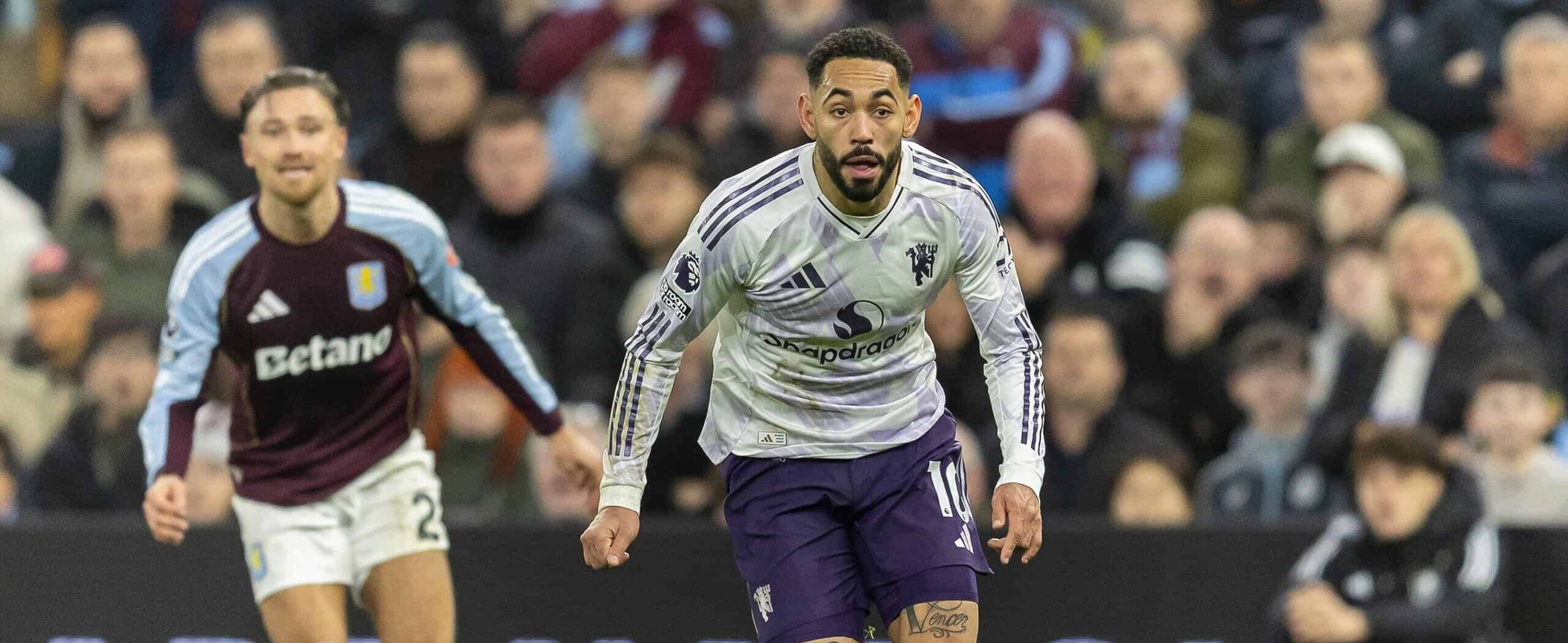 Cunha in action for Manchester United in 2025 against Aston Villa