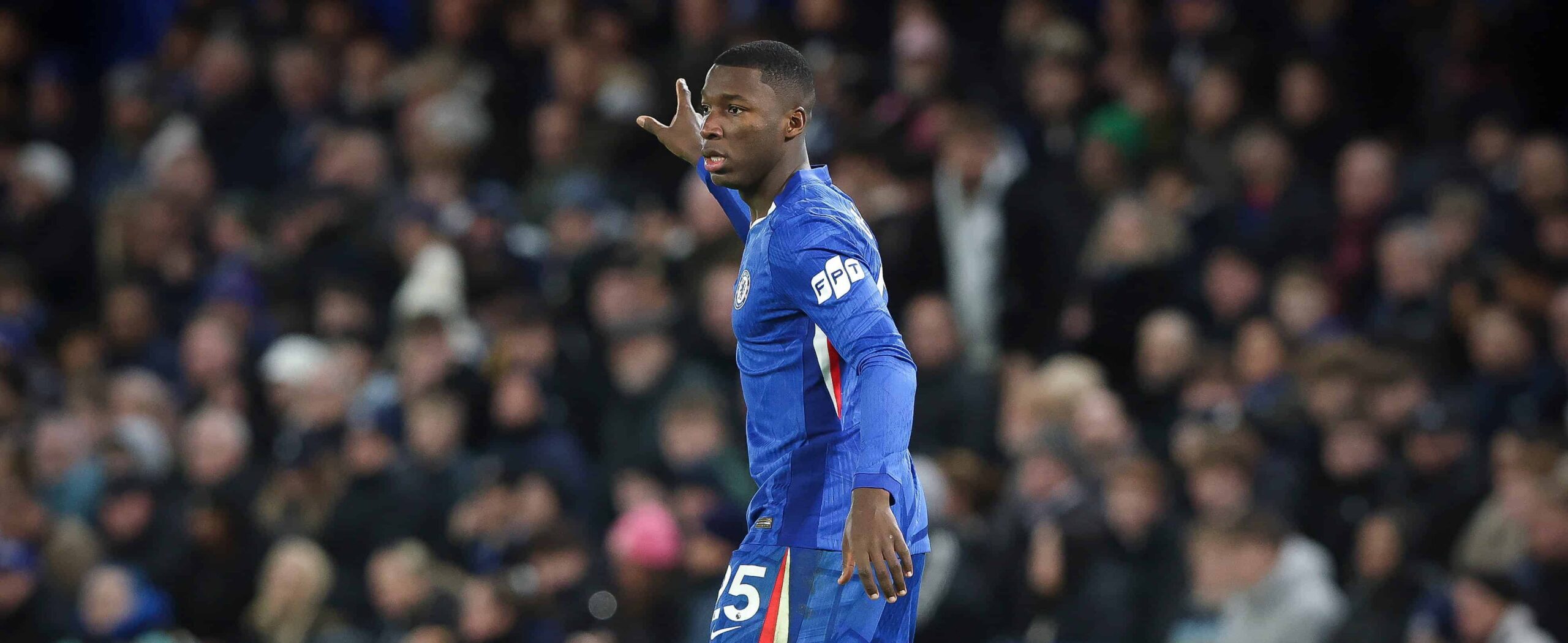 Caicedo in action for Chelsea in 2025 against Aston Villa