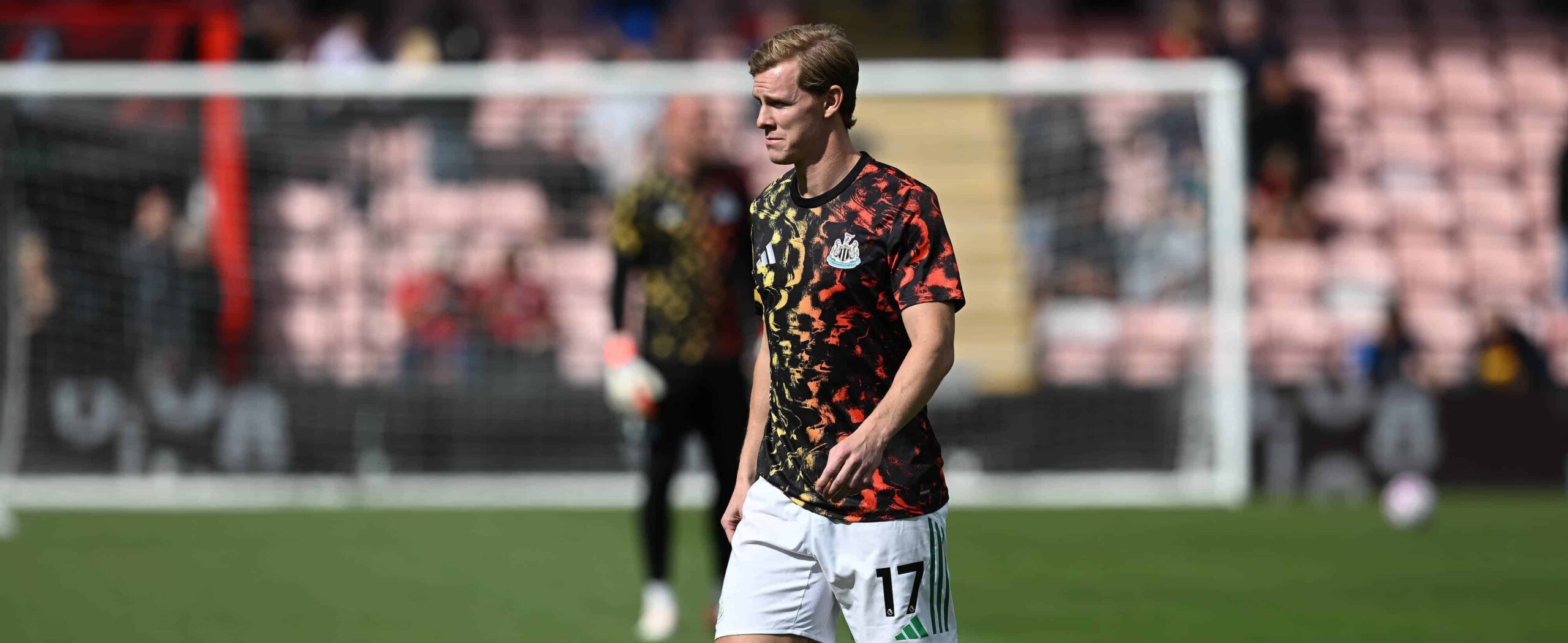 Emil Krafth in action for Newcastle United in 2025