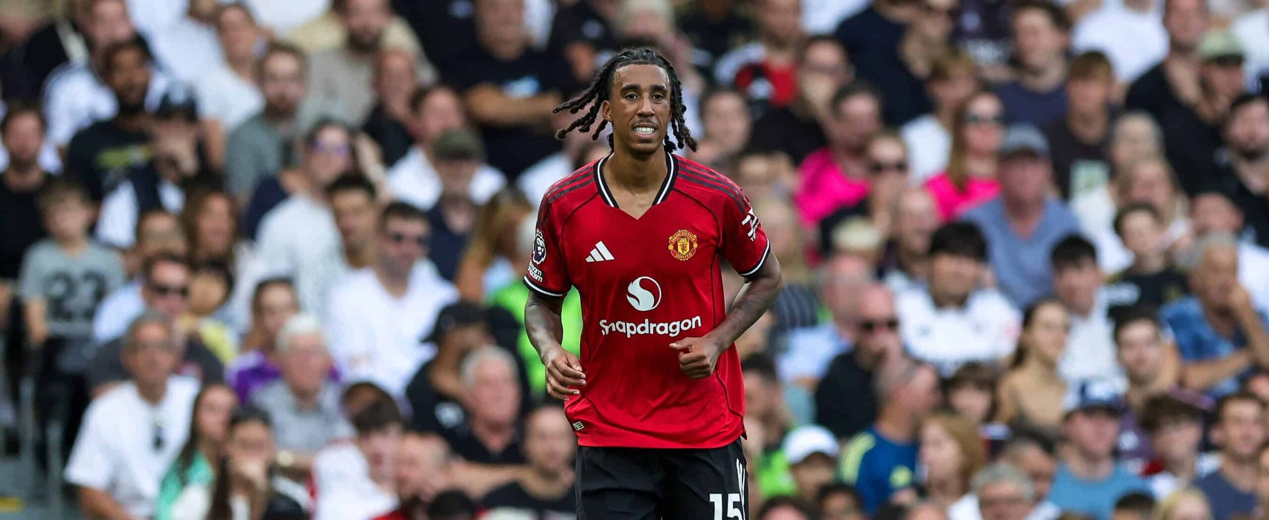 Leny Yoro in action for Manchester United