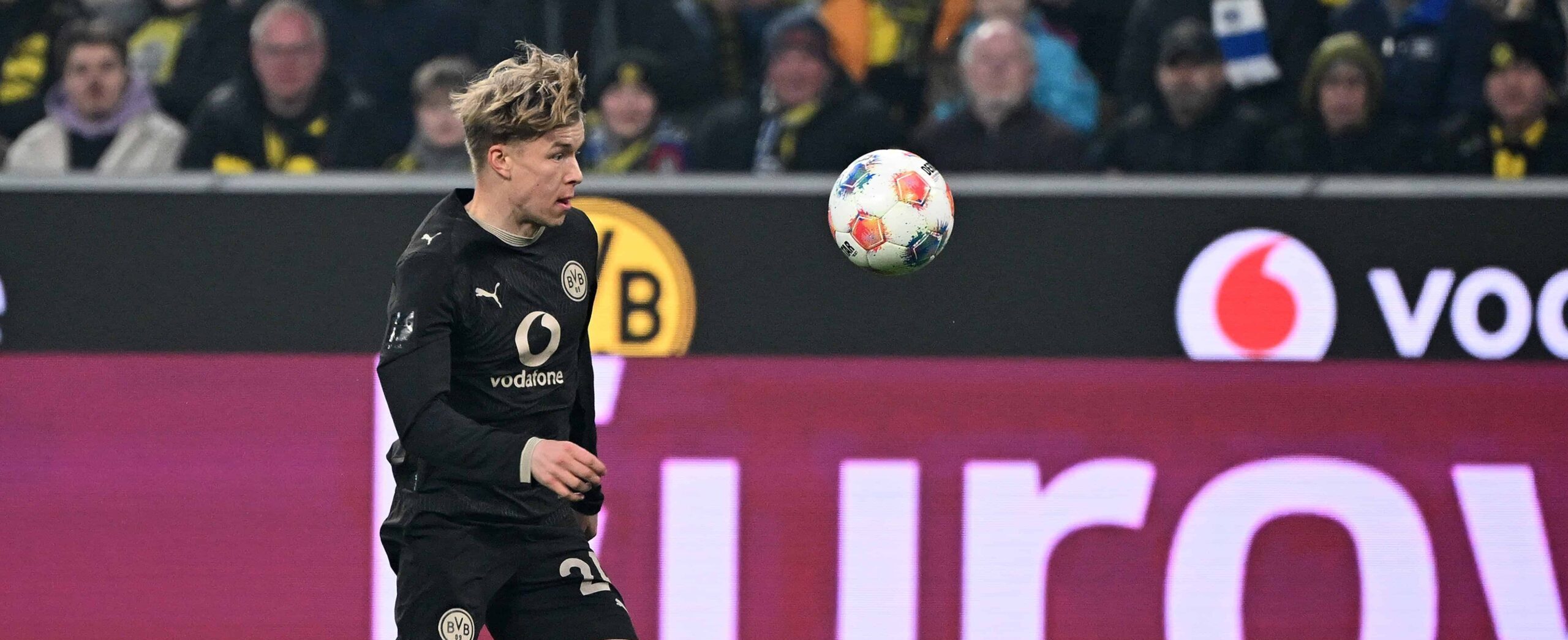 Daniel Svensson in action for Dortmund in 2026