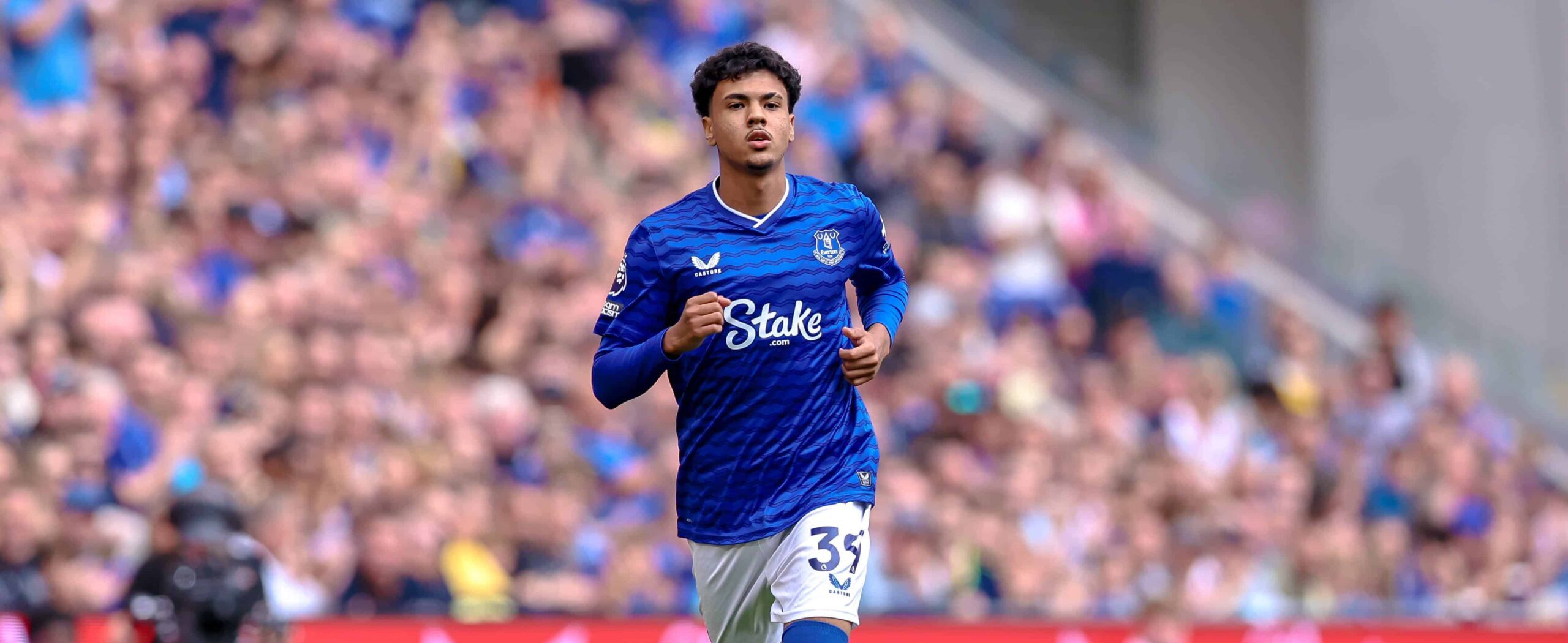 Adam Aznou in action for Everton in 2025