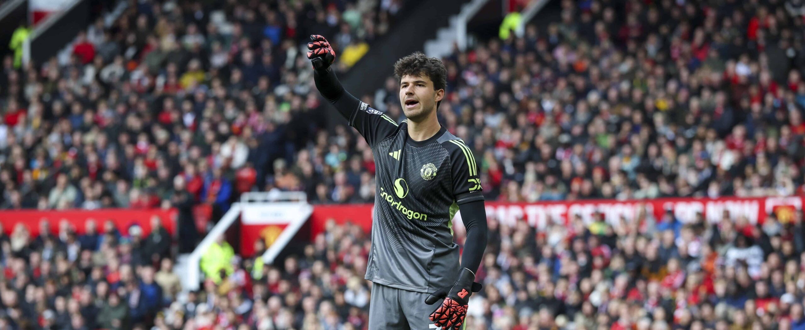 Senne Lammens in action for Manchester United in 2025