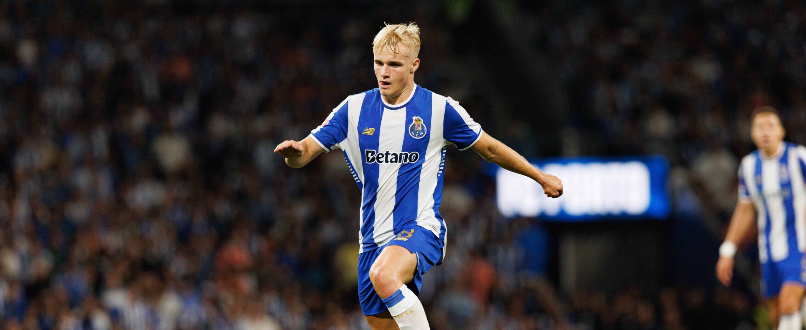 Victor Froholdt in action for Porto in 2025
