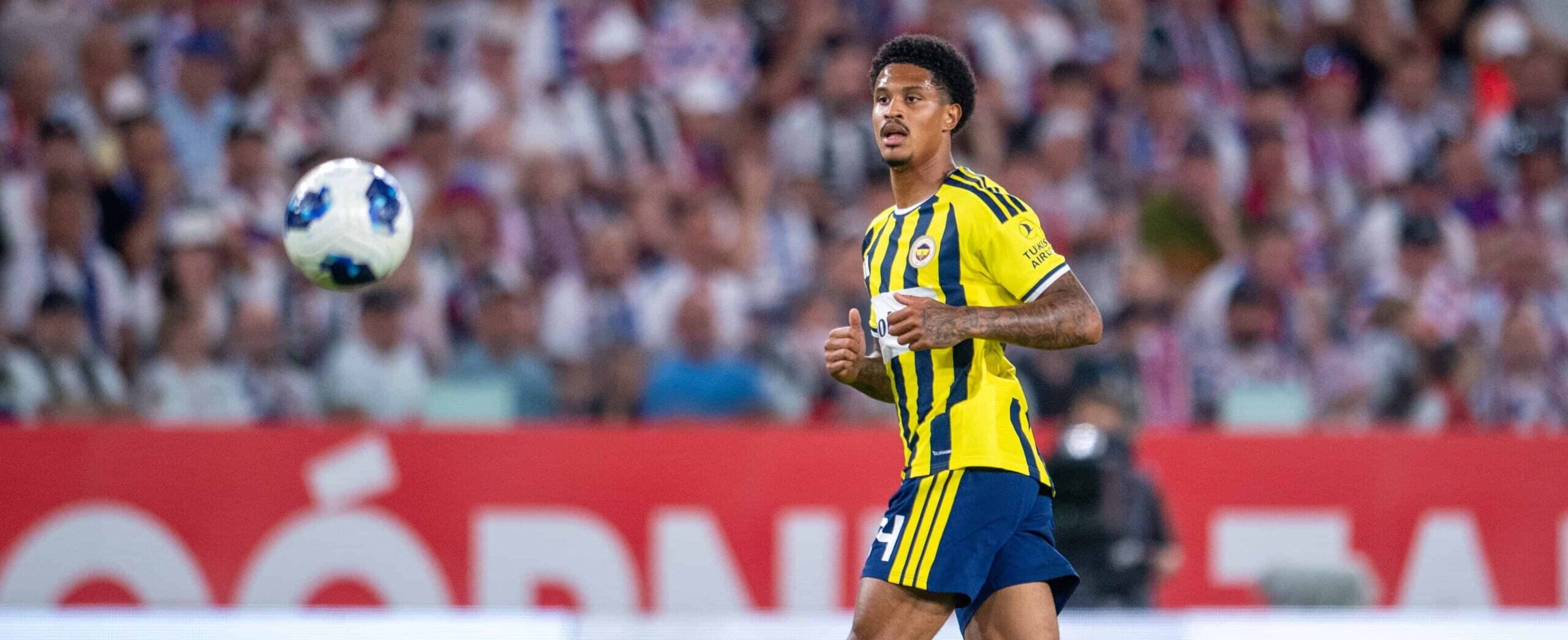 Jayden Oosterwolde in action for Fenerbahce in 2026