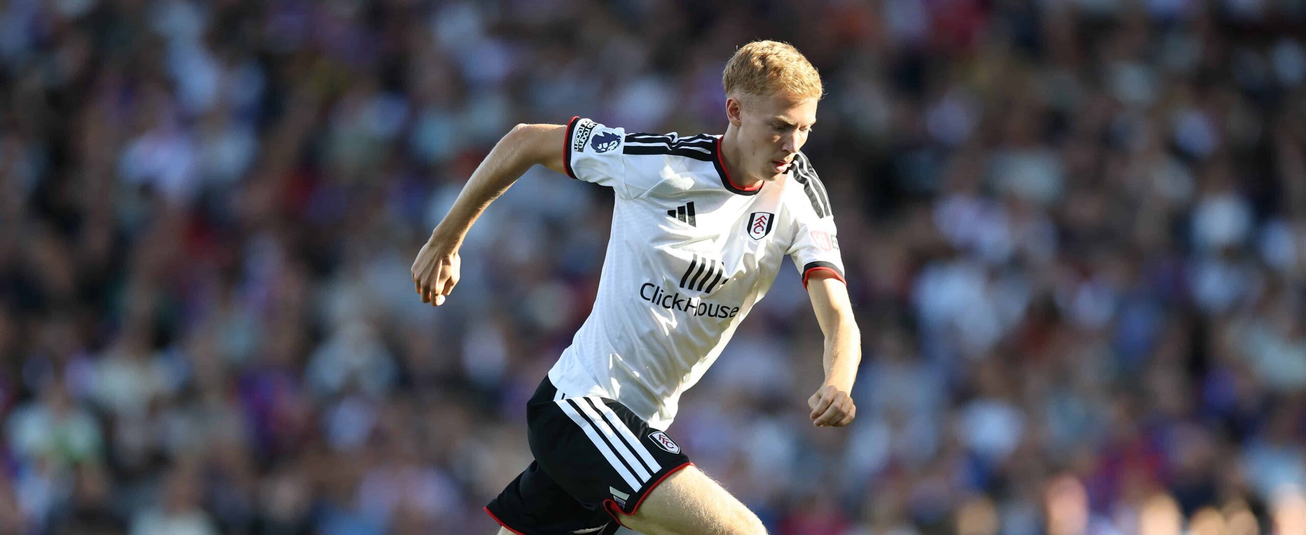 Hugo Larsson in action for Fulham in 2026