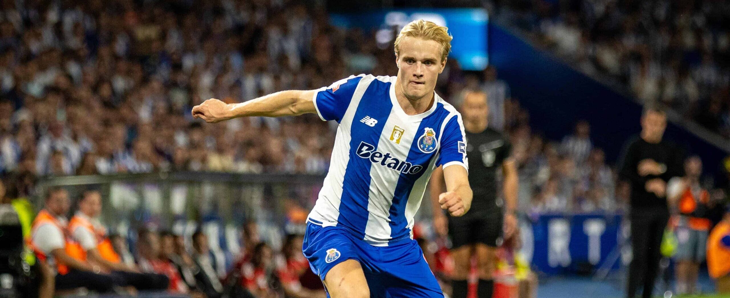 Victor Froholdt in action for Porto in 2026