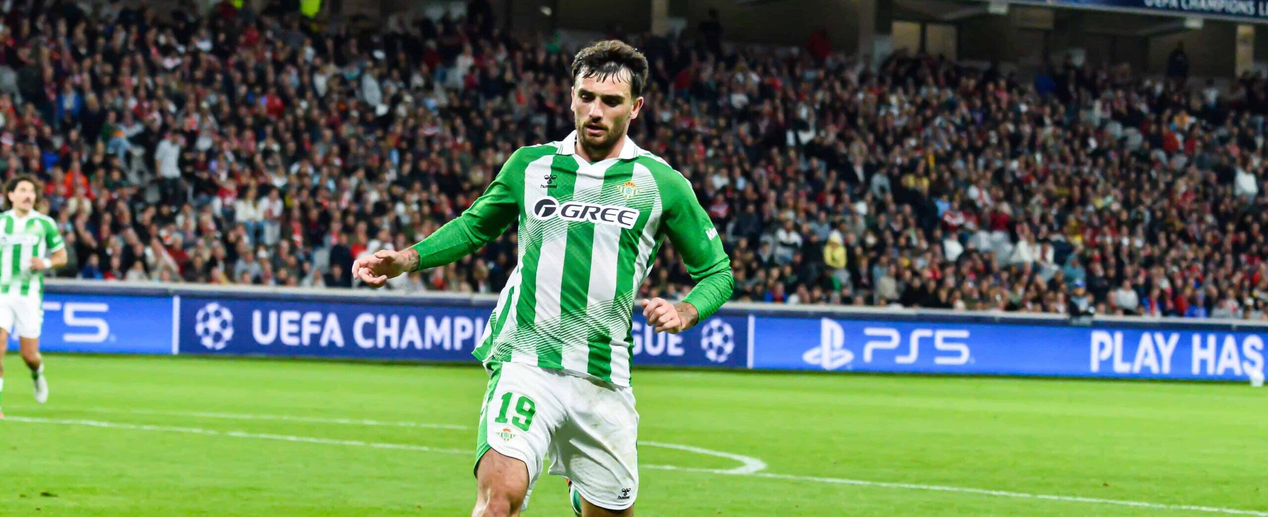Troy Parrott in action for Real Betis in 2026