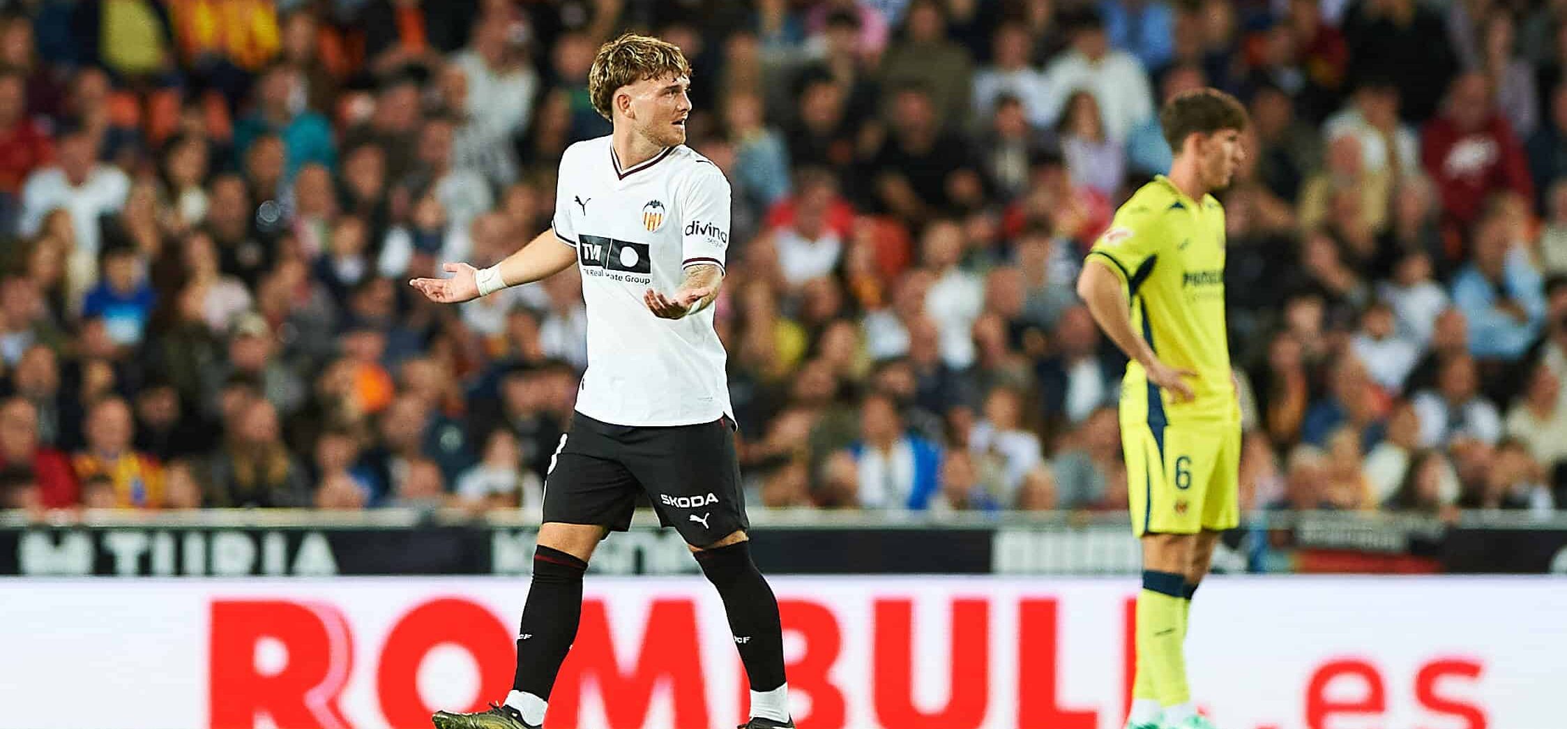Harvey Elliott in action for Valencia in 2026